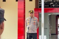 Kepala Bagian Operasional (Kabag Ops) Polres Kutai Barat (Kubar), Kompol E. Teguh Budi saat memimpin apel pagi di Lapangan Mapolres Kubar, pada Rabu (6/8/2025).