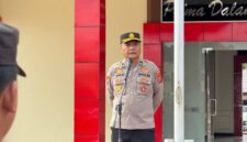 Kepala Bagian Operasional (Kabag Ops) Polres Kutai Barat (Kubar), Kompol E. Teguh Budi saat memimpin apel pagi di Lapangan Mapolres Kubar, pada Rabu (6/8/2025).