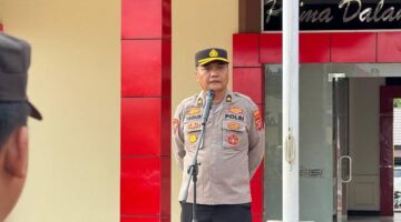 Kepala Bagian Operasional (Kabag Ops) Polres Kutai Barat (Kubar), Kompol E. Teguh Budi saat memimpin apel pagi di Lapangan Mapolres Kubar, pada Rabu (6/8/2025).