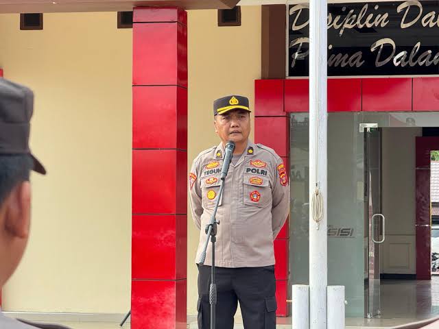 Kepala Bagian Operasional (Kabag Ops) Polres Kutai Barat (Kubar), Kompol E. Teguh Budi saat memimpin apel pagi di Lapangan Mapolres Kubar, pada Rabu (6/8/2025).