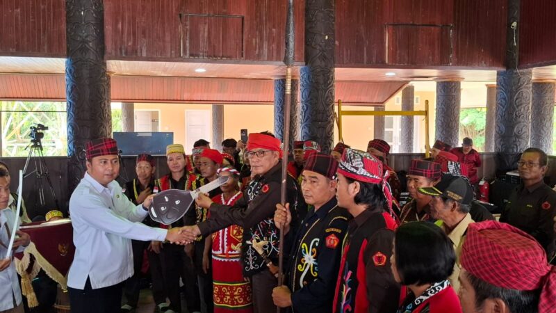 Bupati Kutai Barat (Kubar) Frederick Edwin, Kukuhkan Presidium Dewan Adat (PDA) Kutai Barat periode 2025–2030