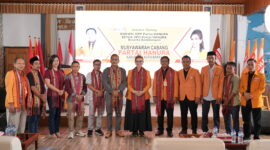 Enam dari kiri, Ketua DPD Hanura Kalimantan Timur, Marsidik, foto bersama jajaran pengurus DPC, PAC, dan kader Partai Hanura usai pembukaan Muscab IV Hanura Kabupaten Kutai Barat, Jumat (13/2/2026), sebagai bentuk soliditas dan komitmen memenangkan Hanura di Kutai Barat. Penulis: Sukawati