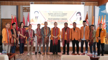 Enam dari kiri, Ketua DPD Hanura Kalimantan Timur, Marsidik, foto bersama jajaran pengurus DPC, PAC, dan kader Partai Hanura usai pembukaan Muscab IV Hanura Kabupaten Kutai Barat, Jumat (13/2/2026), sebagai bentuk soliditas dan komitmen memenangkan Hanura di Kutai Barat. Penulis: Sukawati