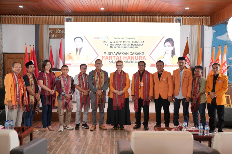 Enam dari kiri, Ketua DPD Hanura Kalimantan Timur, Marsidik, foto bersama jajaran pengurus DPC, PAC, dan kader Partai Hanura usai pembukaan Muscab IV Hanura Kabupaten Kutai Barat, Jumat (13/2/2026), sebagai bentuk soliditas dan komitmen memenangkan Hanura di Kutai Barat. Penulis: Sukawati