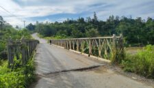 Komponen besi Jembatan Sungai Kelian Dalam, Kecamatan Tering, Kutai Barat, dicuri maling sehingga jembatan penghubung Kubar–Mahulu mengalami goyangan, Kamis (2/4/2026). Reporter: Sukawati S.