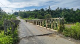 Komponen besi Jembatan Sungai Kelian Dalam, Kecamatan Tering, Kutai Barat, dicuri maling sehingga jembatan penghubung Kubar–Mahulu mengalami goyangan, Kamis (2/4/2026). Reporter: Sukawati S.