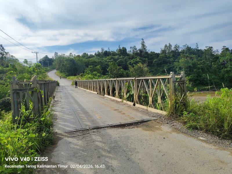 Komponen besi Jembatan Sungai Kelian Dalam, Kecamatan Tering, Kutai Barat, dicuri maling sehingga jembatan penghubung Kubar–Mahulu mengalami goyangan, Kamis (2/4/2026). Reporter: Sukawati S.