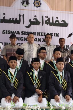 Tangis Haru dan Prestasi Qurani Warnai Haflah Akhirussanah Angkatan XIV SMP Integral Hidayatullah Kutai Barat