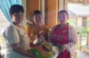Kepala Adat Kampung Kliwai, Kecamatan Long Iram, Monika Ligit, saat menyalurkan bantuan sembako kepada warga yang membutuhkan sebagai wujud kepedulian dan kebersamaan.