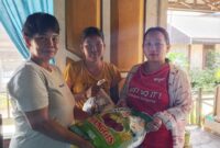 Kepala Adat Kampung Kliwai, Kecamatan Long Iram, Monika Ligit, saat menyalurkan bantuan sembako kepada warga yang membutuhkan sebagai wujud kepedulian dan kebersamaan.