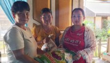 Kepala Adat Kampung Kliwai, Kecamatan Long Iram, Monika Ligit, saat menyalurkan bantuan sembako kepada warga yang membutuhkan sebagai wujud kepedulian dan kebersamaan.