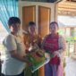 Kepala Adat Kampung Kliwai, Kecamatan Long Iram, Monika Ligit, saat menyalurkan bantuan sembako kepada warga yang membutuhkan sebagai wujud kepedulian dan kebersamaan.