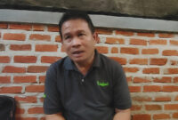 Foto: Budi Permanto saat memberikan keterangan terkait sengketa lahan yang melibatkan dirinya dengan perusahaan tambang PT Tepian Indah Sukses (TIS) di Kabupaten Kutai Barat, Sabtu (6/6/2026). (Foto: Istimewa)