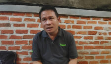 Foto: Budi Permanto saat memberikan keterangan terkait sengketa lahan yang melibatkan dirinya dengan perusahaan tambang PT Tepian Indah Sukses (TIS) di Kabupaten Kutai Barat, Sabtu (6/6/2026). (Foto: Istimewa)