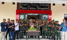 Rayakan HUT Bhayangkara ke-80, Brigif TP 85/BTC Beri Kejutan Tumpeng ke Polres Kutai Barat