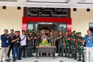 Rayakan HUT Bhayangkara ke-80, Brigif TP 85/BTC Beri Kejutan Tumpeng ke Polres Kutai Barat