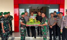 Rayakan HUT Bhayangkara ke-80, Brigif TP 85/BTC Beri Kejutan Tumpeng ke Polres Kutai Barat