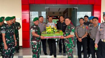 Rayakan HUT Bhayangkara ke-80, Brigif TP 85/BTC Beri Kejutan Tumpeng ke Polres Kutai Barat
