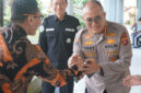 Kabid Humas Polda Kaltim Kombes Pol. Dr. Tedy Sopandi, S.I.K., M.Si. berfoto bersama Kepala SMAN 4 Balikpapan Agus Budiyanto, narasumber dari BNN Kota Balikpapan, serta para siswa usai kegiatan sosialisasi bahaya narkoba di Aula SMAN 4 Balikpapan, Jumat (24/7/2026). (Foto: Dok. Humas Polda Kaltim)