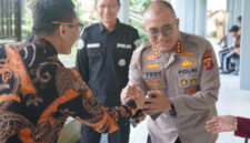 Kabid Humas Polda Kaltim Kombes Pol. Dr. Tedy Sopandi, S.I.K., M.Si. berfoto bersama Kepala SMAN 4 Balikpapan Agus Budiyanto, narasumber dari BNN Kota Balikpapan, serta para siswa usai kegiatan sosialisasi bahaya narkoba di Aula SMAN 4 Balikpapan, Jumat (24/7/2026). (Foto: Dok. Humas Polda Kaltim)