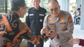Kabid Humas Polda Kaltim Kombes Pol. Dr. Tedy Sopandi, S.I.K., M.Si. berfoto bersama Kepala SMAN 4 Balikpapan Agus Budiyanto, narasumber dari BNN Kota Balikpapan, serta para siswa usai kegiatan sosialisasi bahaya narkoba di Aula SMAN 4 Balikpapan, Jumat (24/7/2026). (Foto: Dok. Humas Polda Kaltim)