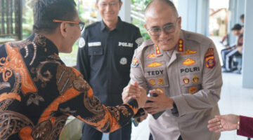 Kabid Humas Polda Kaltim Kombes Pol. Dr. Tedy Sopandi, S.I.K., M.Si. berfoto bersama Kepala SMAN 4 Balikpapan Agus Budiyanto, narasumber dari BNN Kota Balikpapan, serta para siswa usai kegiatan sosialisasi bahaya narkoba di Aula SMAN 4 Balikpapan, Jumat (24/7/2026). (Foto: Dok. Humas Polda Kaltim)