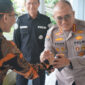 Kabid Humas Polda Kaltim Kombes Pol. Dr. Tedy Sopandi, S.I.K., M.Si. berfoto bersama Kepala SMAN 4 Balikpapan Agus Budiyanto, narasumber dari BNN Kota Balikpapan, serta para siswa usai kegiatan sosialisasi bahaya narkoba di Aula SMAN 4 Balikpapan, Jumat (24/7/2026). (Foto: Dok. Humas Polda Kaltim)