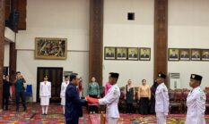 Jelang HUT RI ke-81, Bupati Kutai Barat Saksikan Khidmatnya Prosesi Pelipatan Sang Merah Putih