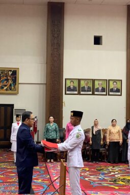 Jelang HUT RI ke-81, Bupati Kutai Barat Saksikan Khidmatnya Prosesi Pelipatan Sang Merah Putih