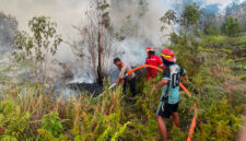 Tim gabungan dari Polsek Damai, BPBD Kutai Barat, dan Manggala Agni berupaya memadamkan kebakaran lahan gambut seluas 5 hektare di Kampung Lumpat Dahuq, Kecamatan Damai, Kabupaten Kutai Barat, Kamis (20/8/2026).