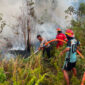 Tim gabungan dari Polsek Damai, BPBD Kutai Barat, dan Manggala Agni berupaya memadamkan kebakaran lahan gambut seluas 5 hektare di Kampung Lumpat Dahuq, Kecamatan Damai, Kabupaten Kutai Barat, Kamis (20/8/2026).