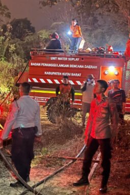 Tim Gabungan Berjibaku Padamkan Karhutla di Kampung Eheng, Kapolres Kutai Barat Pimpin Langsung