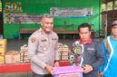 SERAHKAN BANTUAN: Kapolres Kutai Barat AKBP Haris Kurniawan, S.I.K., M.I.K. menyerahkan paket bantuan secara simbolis kepada Petinggi Kampung Muara Bunyut, Suhendi, saat meninjau lokasi terdampak tanah longsor di Kecamatan Melak, Jumat (7/8/2026).