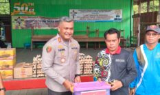 Tanggap Bencana, Kapolres Kutai Barat Tinjau Lokasi Longsor dan Serahkan Paket Sembako Di Muara Bunyut
