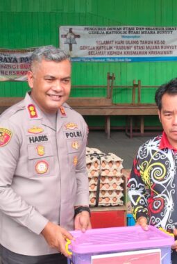 Tanggap Bencana, Kapolres Kutai Barat Tinjau Lokasi Longsor dan Serahkan Paket Sembako Di Muara Bunyut