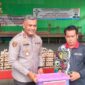 SERAHKAN BANTUAN: Kapolres Kutai Barat AKBP Haris Kurniawan, S.I.K., M.I.K. menyerahkan paket bantuan secara simbolis kepada Petinggi Kampung Muara Bunyut, Suhendi, saat meninjau lokasi terdampak tanah longsor di Kecamatan Melak, Jumat (7/8/2026).