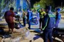 Personel Polres Kutai Barat saat melakukan evakuasi terhadap korban kecelakaan lalu lintas tunggal di Jalur 2, Kampung Sendawar RT 03, Kecamatan Barong Tongkok, Kamis (27/8/2026) dini hari. Korban selanjutnya dibawa ke RSUD HIS untuk mendapatkan penanganan medis.
