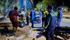 Personel Polres Kutai Barat saat melakukan evakuasi terhadap korban kecelakaan lalu lintas tunggal di Jalur 2, Kampung Sendawar RT 03, Kecamatan Barong Tongkok, Kamis (27/8/2026) dini hari. Korban selanjutnya dibawa ke RSUD HIS untuk mendapatkan penanganan medis.