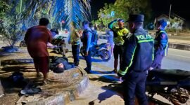 Personel Polres Kutai Barat saat melakukan evakuasi terhadap korban kecelakaan lalu lintas tunggal di Jalur 2, Kampung Sendawar RT 03, Kecamatan Barong Tongkok, Kamis (27/8/2026) dini hari. Korban selanjutnya dibawa ke RSUD HIS untuk mendapatkan penanganan medis.