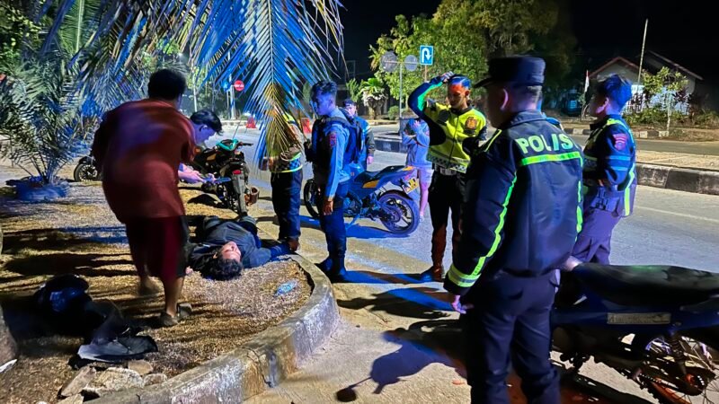 Personel Polres Kutai Barat saat melakukan evakuasi terhadap korban kecelakaan lalu lintas tunggal di Jalur 2, Kampung Sendawar RT 03, Kecamatan Barong Tongkok, Kamis (27/8/2026) dini hari. Korban selanjutnya dibawa ke RSUD HIS untuk mendapatkan penanganan medis.