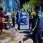 Personel Polres Kutai Barat saat melakukan evakuasi terhadap korban kecelakaan lalu lintas tunggal di Jalur 2, Kampung Sendawar RT 03, Kecamatan Barong Tongkok, Kamis (27/8/2026) dini hari. Korban selanjutnya dibawa ke RSUD HIS untuk mendapatkan penanganan medis.