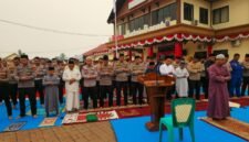 Wakapolres Kutai Barat Kompol Subari bersama personel Polres Kutai Barat dan masyarakat saat mengikuti Shalat Istisqa di halaman Mako Polres Kutai Barat, Sabtu (29/8/2026).