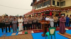 Wakapolres Kutai Barat Kompol Subari bersama personel Polres Kutai Barat dan masyarakat saat mengikuti Shalat Istisqa di halaman Mako Polres Kutai Barat, Sabtu (29/8/2026).