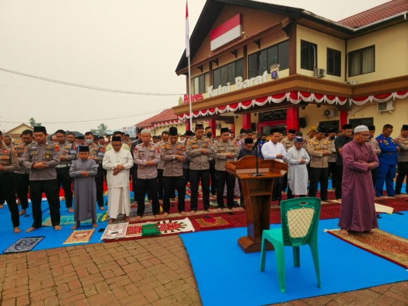 Wakapolres Kutai Barat Kompol Subari bersama personel Polres Kutai Barat dan masyarakat saat mengikuti Shalat Istisqa di halaman Mako Polres Kutai Barat, Sabtu (29/8/2026).