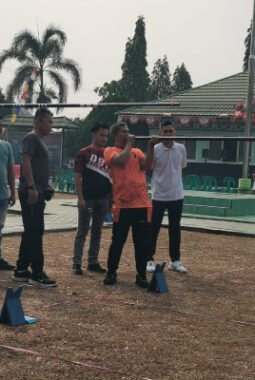 Semarak HUT ke-81 TNI: Kodim 0912/Kubar Gelar Lomba Menyumpit, Lestarikan Olahraga Tradisional Dayak